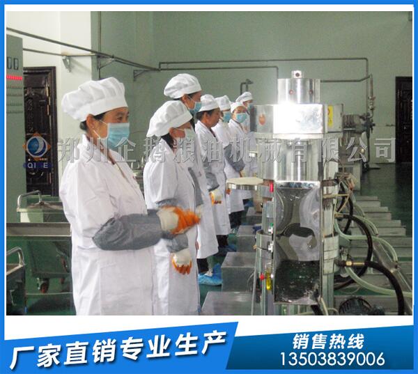 遼寧2噸核桃油生產(chǎn)線,企鵝油脂設(shè)備運用自如(圖1) 核桃榨油生產(chǎn)線
