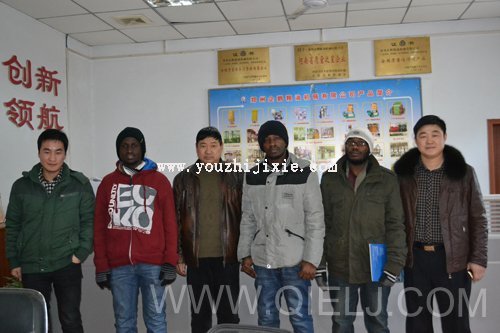 張經(jīng)理和馬經(jīng)理會見來自非洲的客戶(圖1)